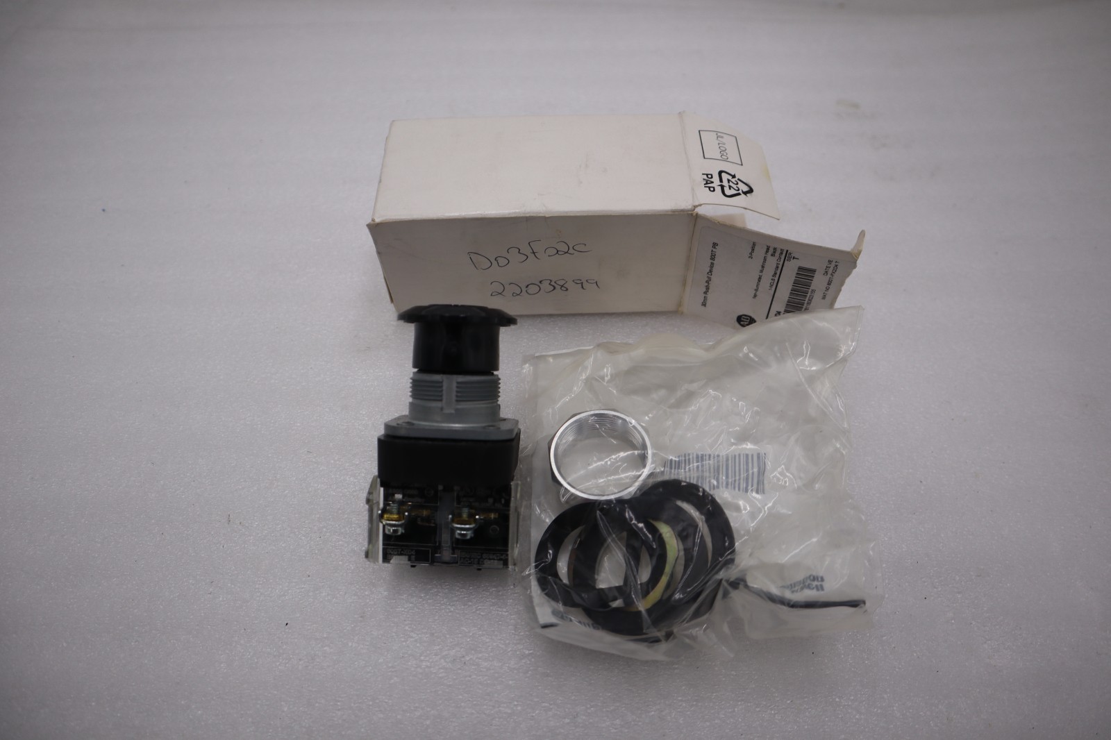 Used ALLEN BRADLEY 800T-FXQH2BA1 30MM PUSH-PULL DEVICE SER U STOCK #H682A