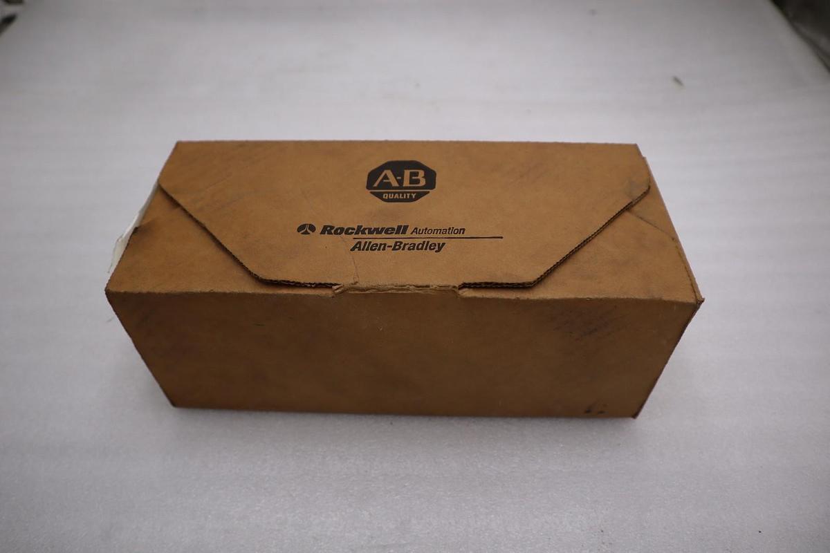 ALLEN BRADLEY 800R-4TZ SER. T - NEW IN BOX - STOCK 1423CC