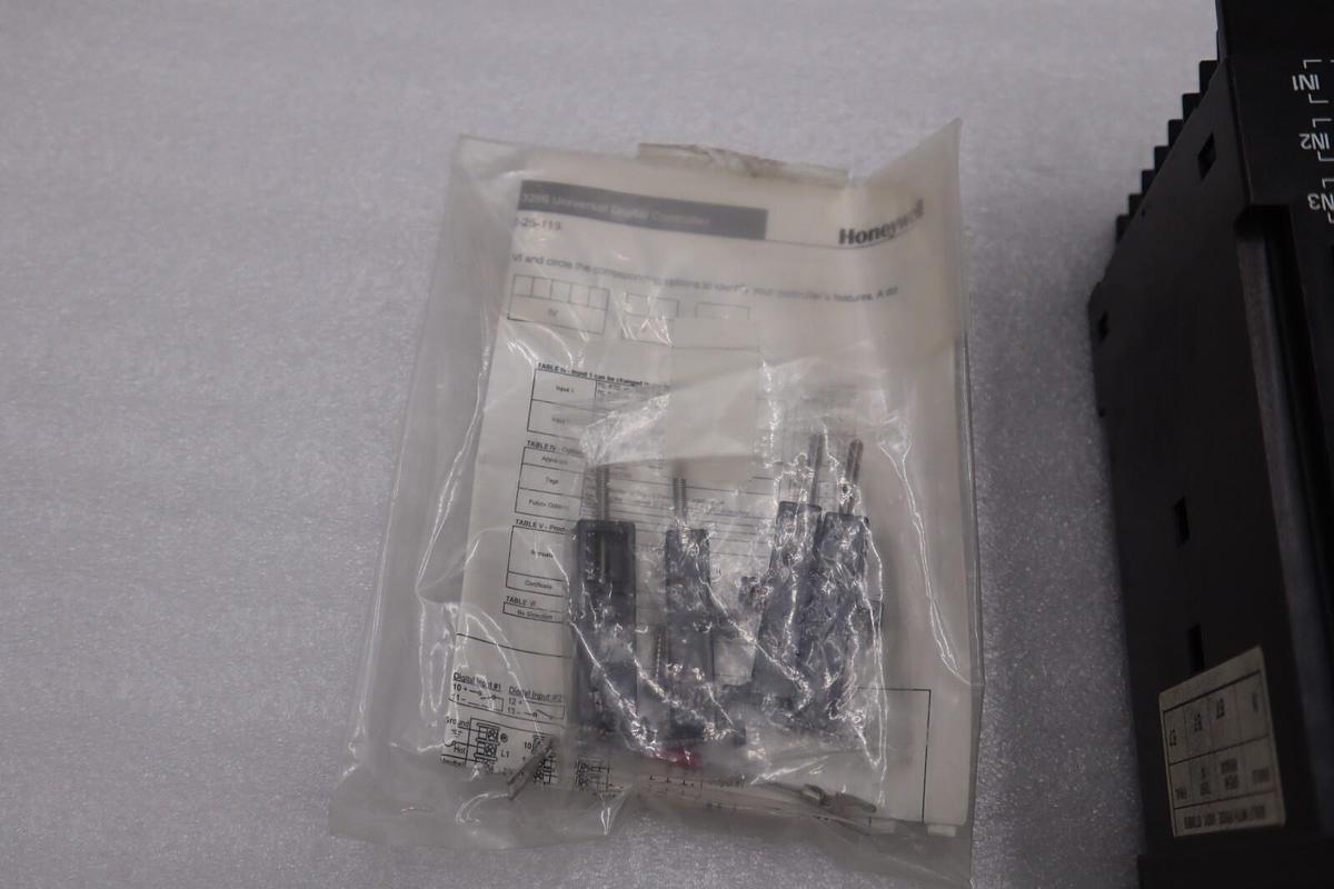 NEW HONEYWELL DC3500-C0-0000-110-00000-E0-0 PROCESS CONTROLLER STOCK 4827-A