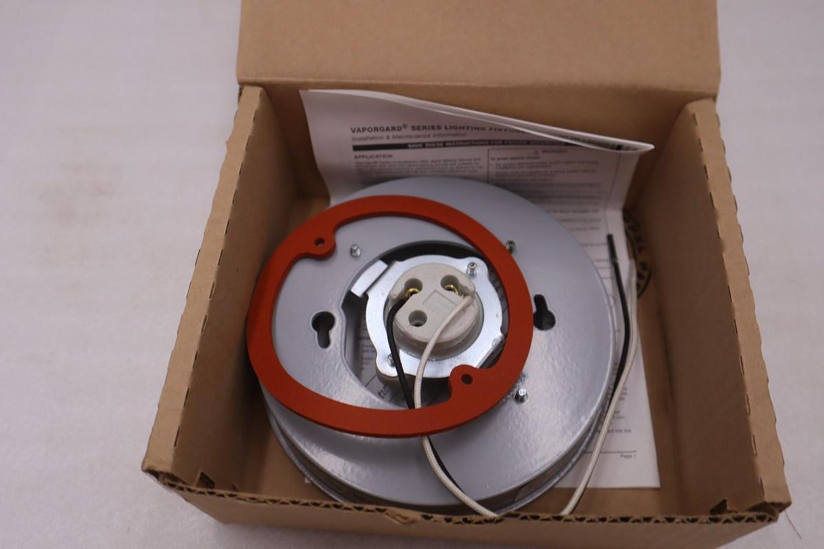 Cooper Crouse-Hinds VXH12 Globe Adapter 200W 23A Vaporguard - STOCK GF1039