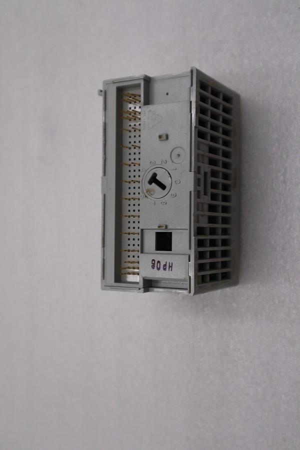 ALLEN BRADLEY 1794-0W8 SER A RELAY OUTPUT STOCK H128A