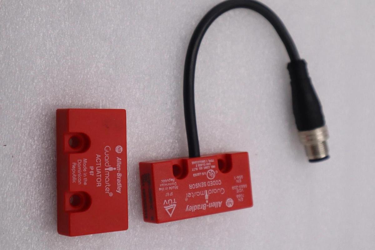 NEW OPEN BOX ALLEN BRADLEY AB 440N-Z2NRS1C GUARD MASTER STOCK L-518-C