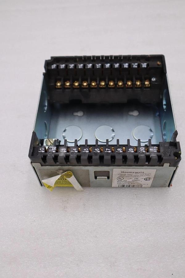 HONEYWELL Q7800B1003 METAL 7800 SERIES SUBBASE. BURNER PANEL OR WALL STK H776A