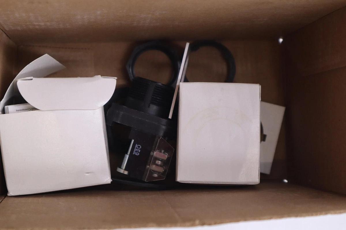 ALLEN-BRADLEY 800H-1HJ4RL HEAVY DUTY SWITCH PUSH BUTTON SER A STOCK #054-A