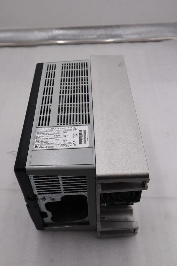 NEW Allen-Bradley PowerFlex 70 20AD011A0AYNANC0 No HIM AC Drive STOCK 2406