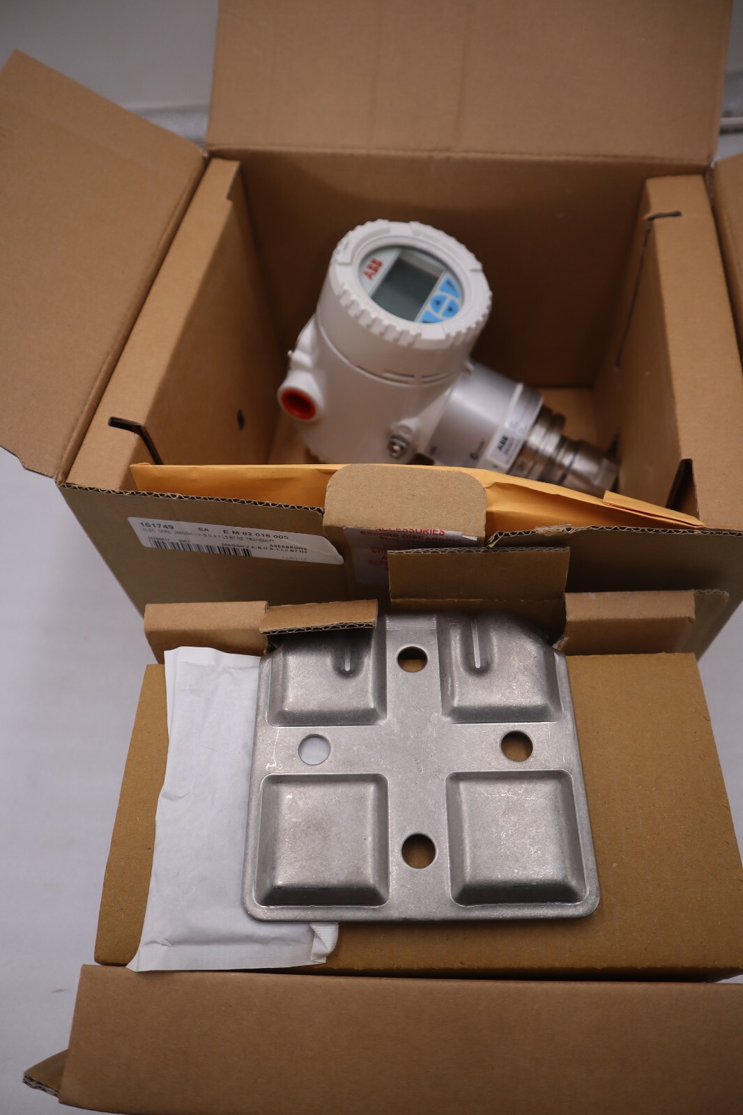 Used NEW IN BOX ABB 2600T 226GSH.V.K.B.N.A.1.L5.B7.N2 TRANSMITTER STOCK G688
