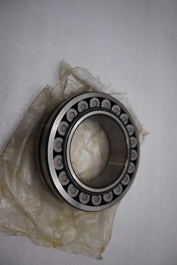 Used NEW IN BOX NSK Bearing 22215EAKE4C3 STOCK H1655A