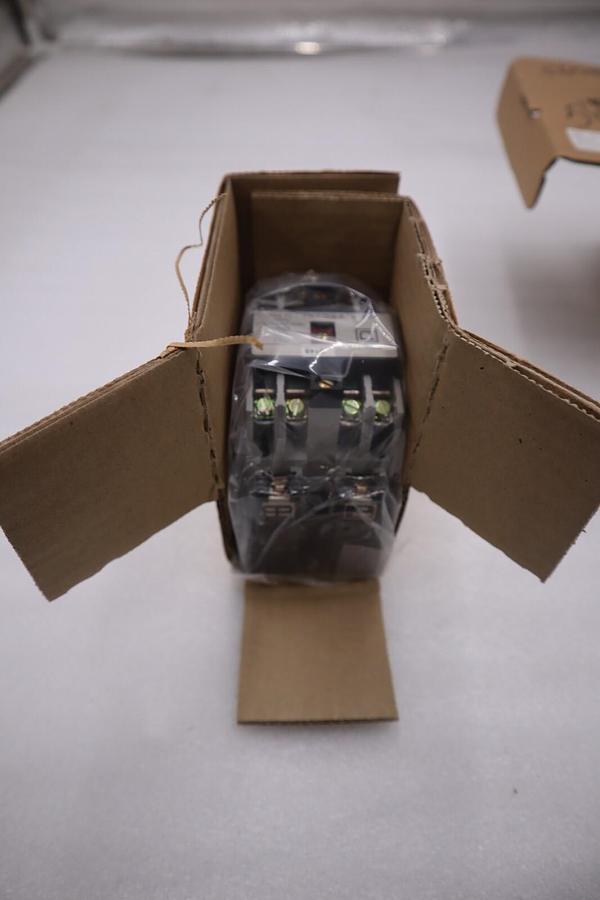 Used NEW OPEN BOX Square D 8501-XO20V06 AC Control Relay 8501XO20V06 Series A G362A
