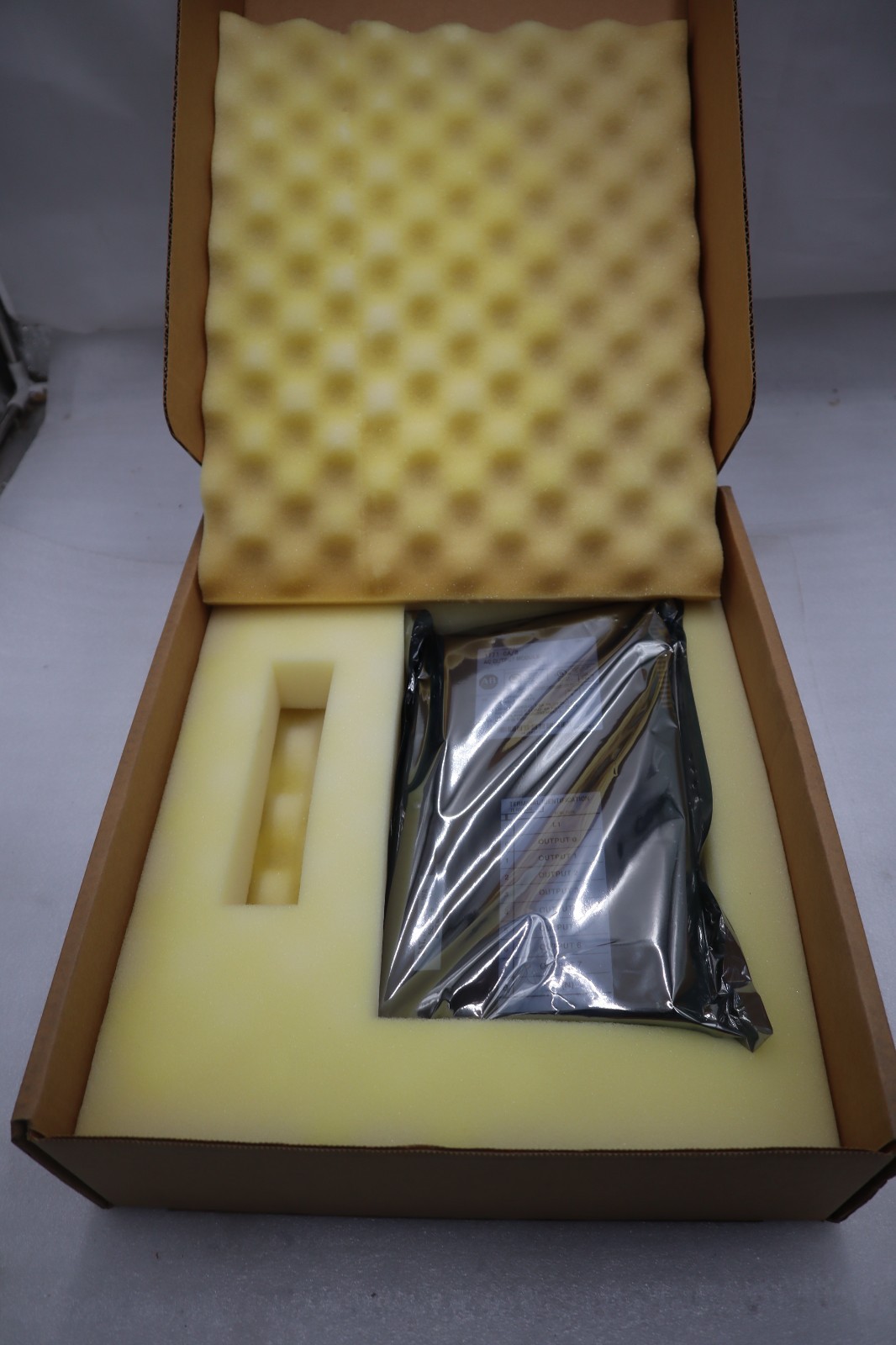 Used ALLEN-BRADLEY 1771OA / 1771-OA AC PLC OUTPUT MODULE 8 CHANNEL - STOCK GF829