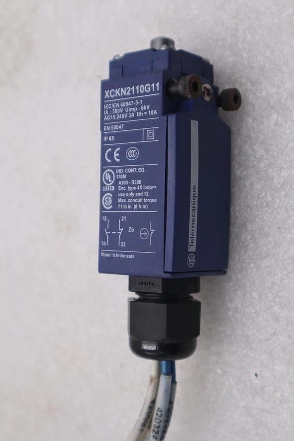 Used TELEMECANIQUE XCKN2110G11 LIMIT SWITCH #K-2642