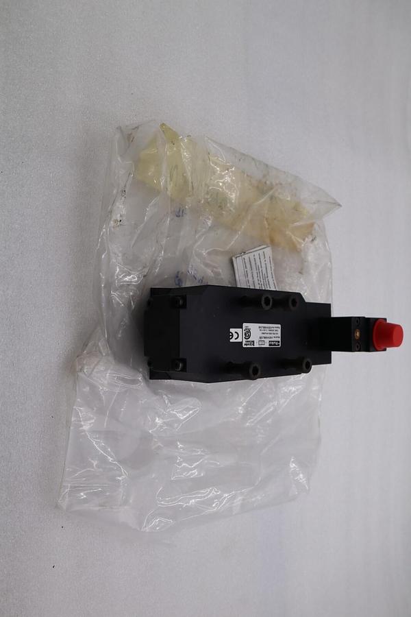 Used NEW Parker HE3WXBBL53B Double Solenoid Valve 3 POSITION STOCK L-597