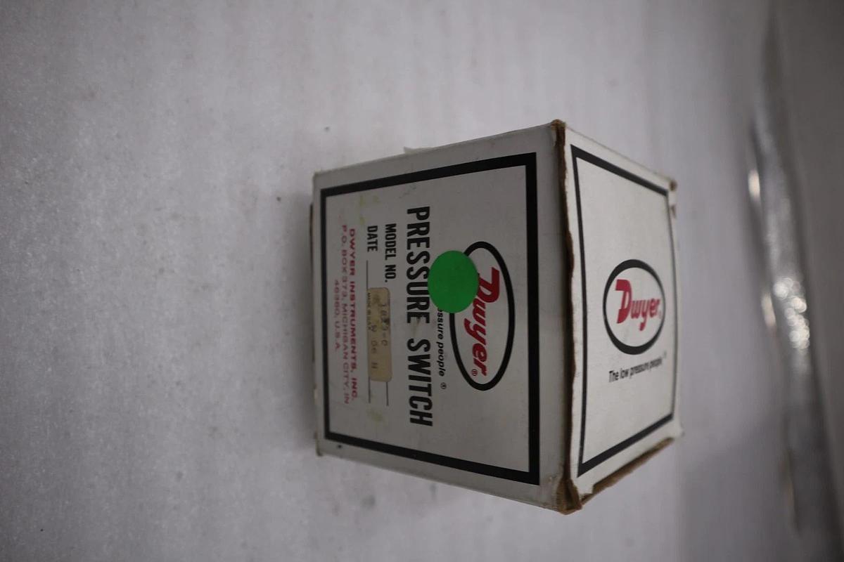 Used DWYER SERIES 1800 PRESSURE SWITCH 1823-0 - NEW IN BOX - STOCK 3128CC