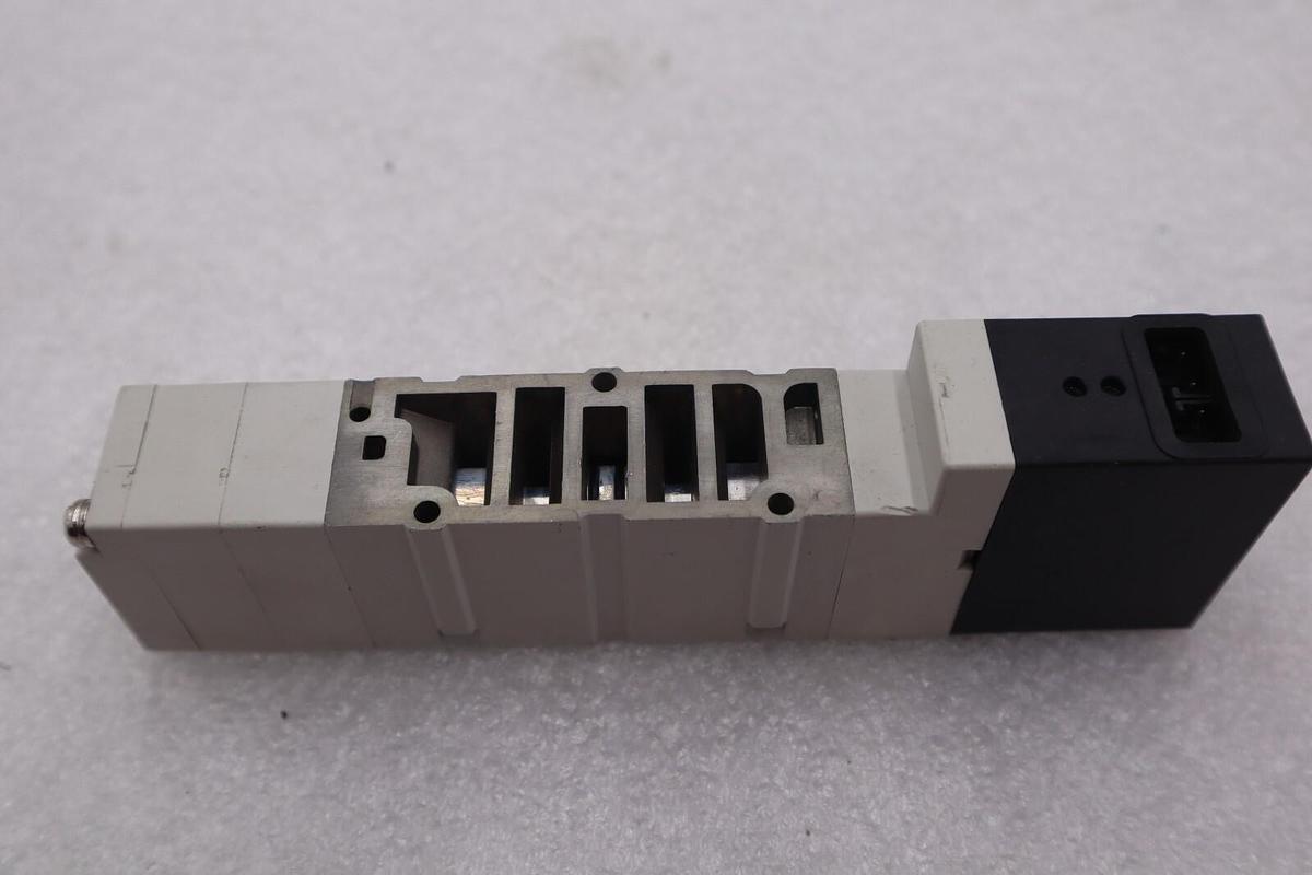 Used SMC VQ4501-3BW valve, 3 position, plug-in(ac), VQ4000 VALVE, SOL 4/5-PORT #S-373