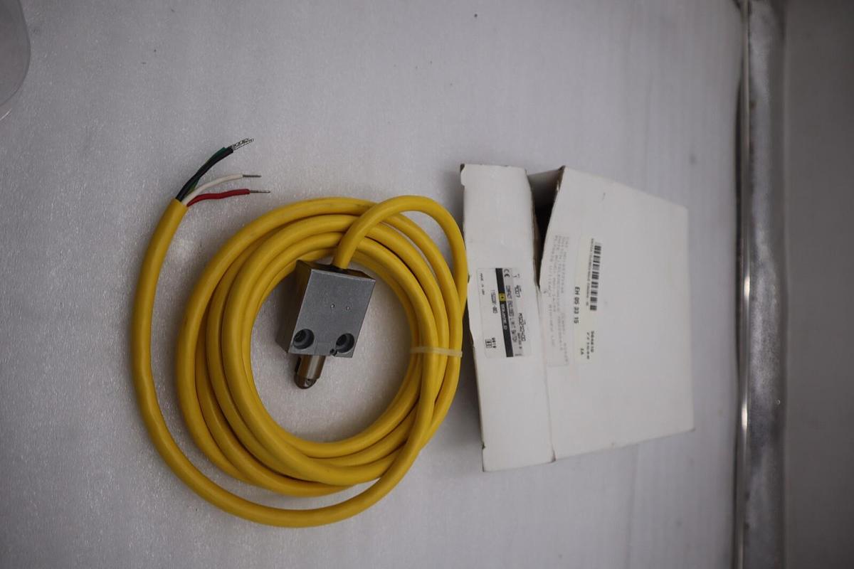 Used NEW OPEN BOX Square D 9007 MS02S0400 B Limit Switch STOCK G465A