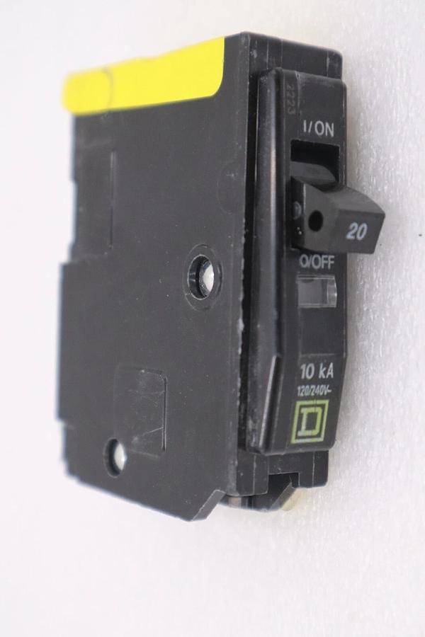 LOT OF 8 - Square D QO120 120/240V Plug-in Miniature Circuit Breaker STOCK G738A 785901400103