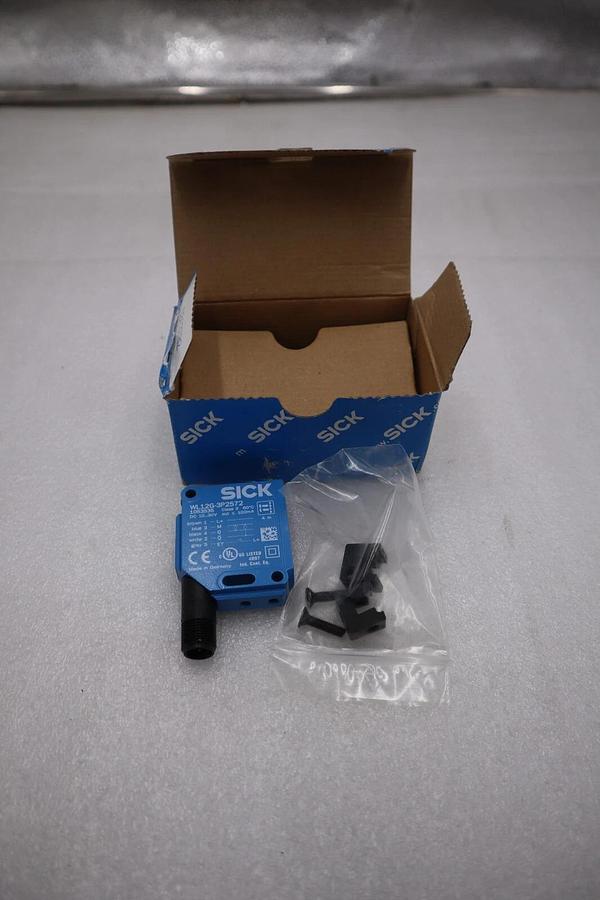 Sick WL12G-3P2572 Photoelectric Retro-Reflective Sensor NEW IN BOX STOCK H302A