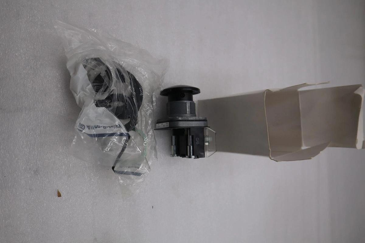 NEW Allen Bradley 800T-D2A Push Button Switch 800TD2A w/800T-XA STOCK G690A