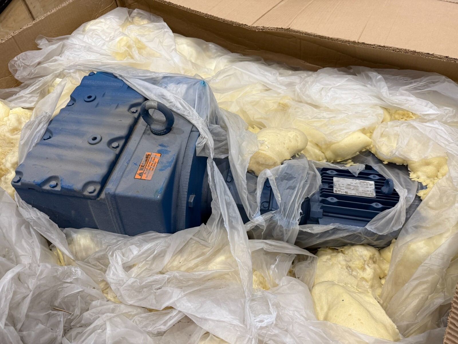 Used SEW-EURODRIVE R137R77DRE100L4 / R137R77DRE100L4/TH GEAR MOTOR NEW STOCK HP-17