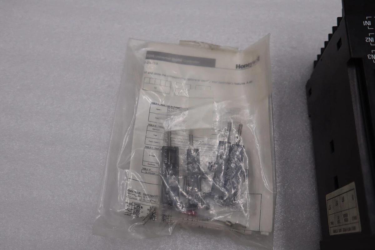 Used NEW HONEYWELL DC3500-C0-0000-110-00000-E0-0 PROCESS CONTROLLER STOCK 4827-A
