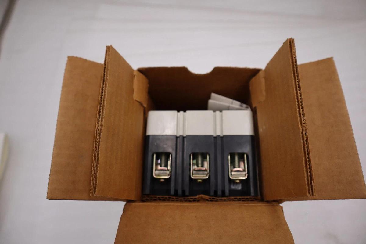 NEW OPEN BOX EATON CUTLER HAMMER HMCPS003A0C 3POLE 600V 3A CIRCUIT BREAKER H1033