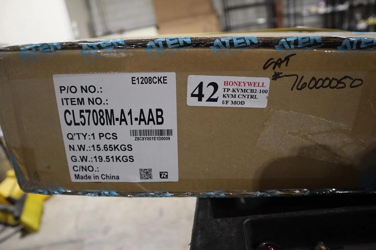 Used NEW IN BOX Aten 8-Port 17in Slideaway LCD KVM Switch STOCK GS13 672792100581