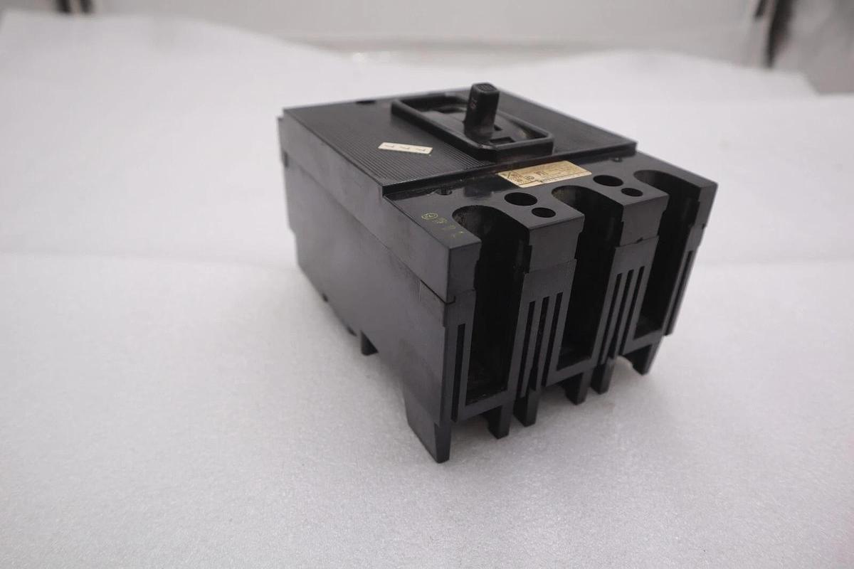 Used ITE CIRCUIT BREAKER EE3B015 15 AMP 3 POLE 240 VAC 125/250 VDC STOCK B-616