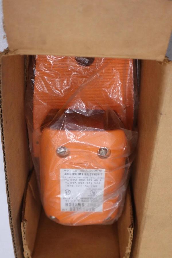LINEMASTER 531-SWN SWITCH FOOT SPDT OFF-(ON) - STOCK 5525CC