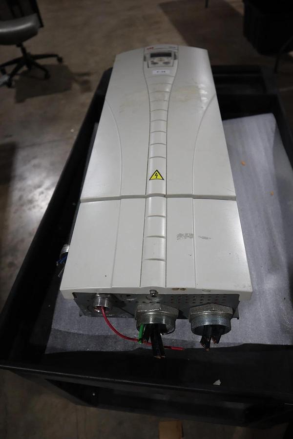 Used ABB ACH550-UH-125A-4 AC DRIVE 550 SERIES 3 PHASE 380-480 V AC STOCK S686