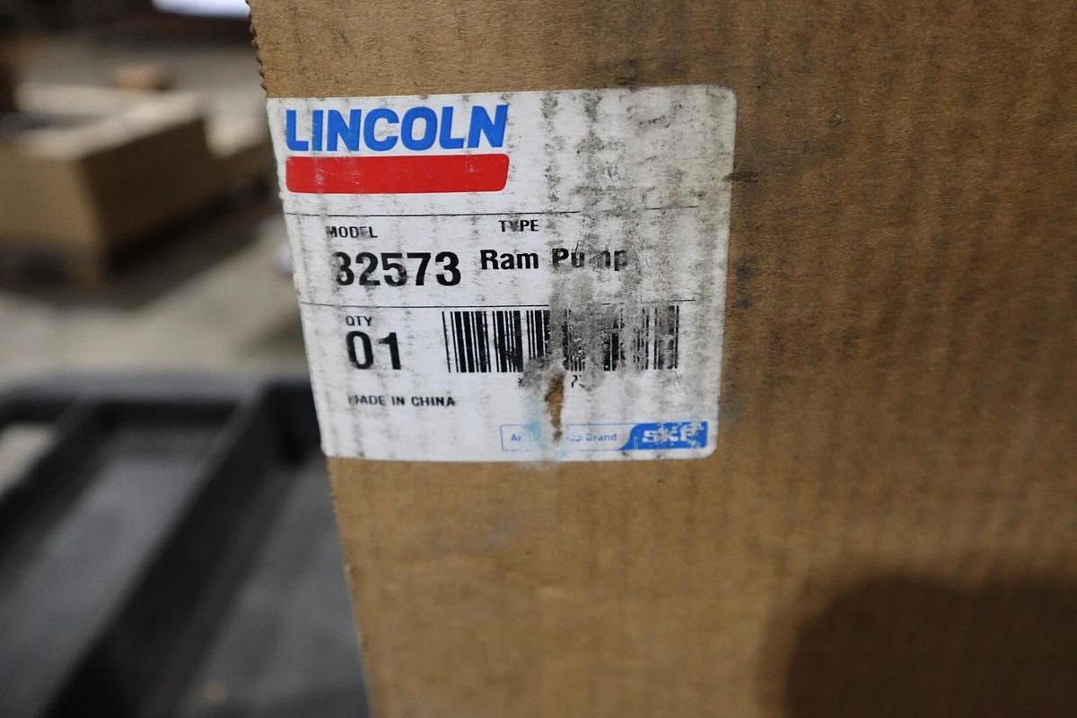 Used LINCOLN INDUSTRIAL 82573 RAM PUMP AIR OPERATED NEW IN BOX STOCK HS18