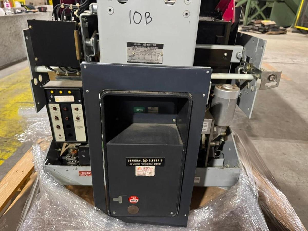 Used GENERAL ELECTRIC LOW VOLTAGE POWER CIRCUIT BREAKER AKR-6D-100 4000 AMPS
