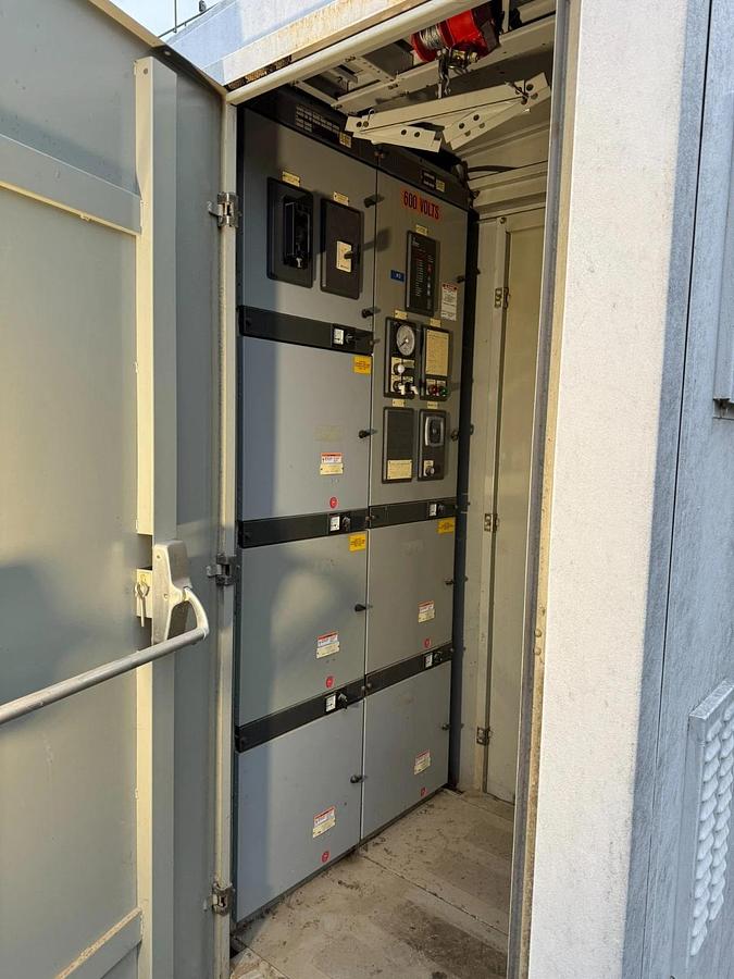 Used CUTLER HAMMER 2500 kVA HV 13.8kV–600Y/346V Substation Transformer W/ Switchgear