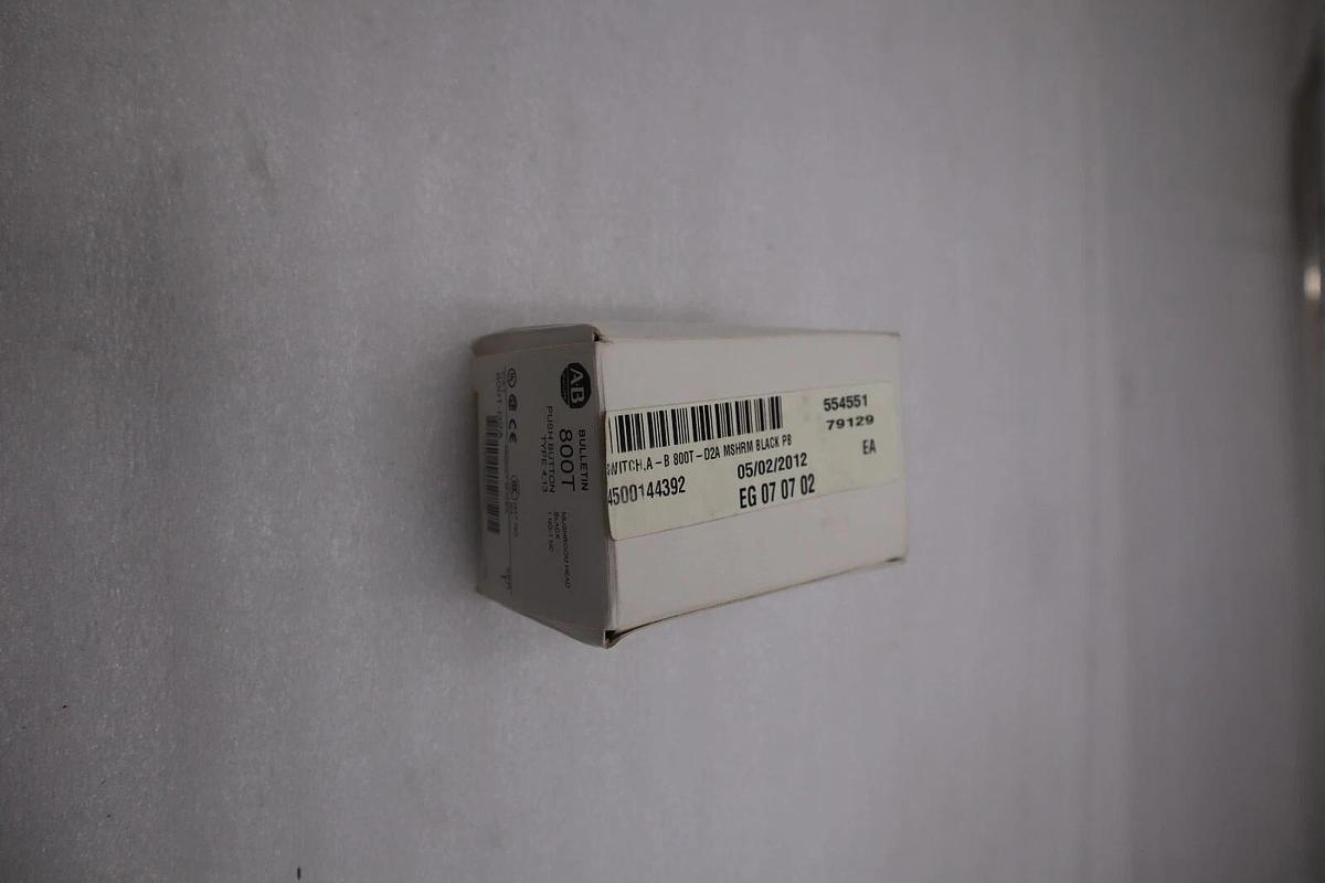 Used NEW Allen Bradley 800T-D2A Push Button Switch 800TD2A w/800T-XA STOCK G690A