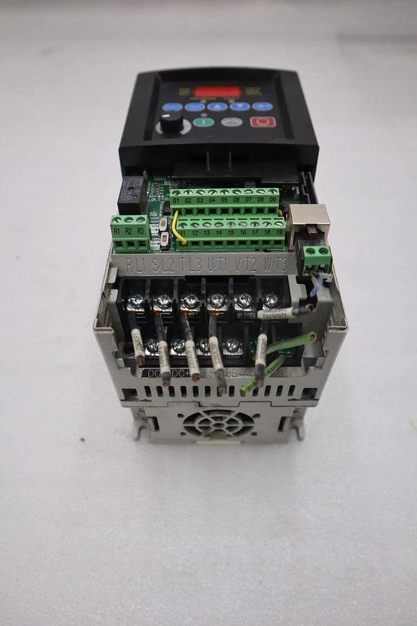Used Allen Bradley 22B-D2P3N104/A PowerFlex 40 480V 3-Phase 0.75kW 1HP AC Drive #H168