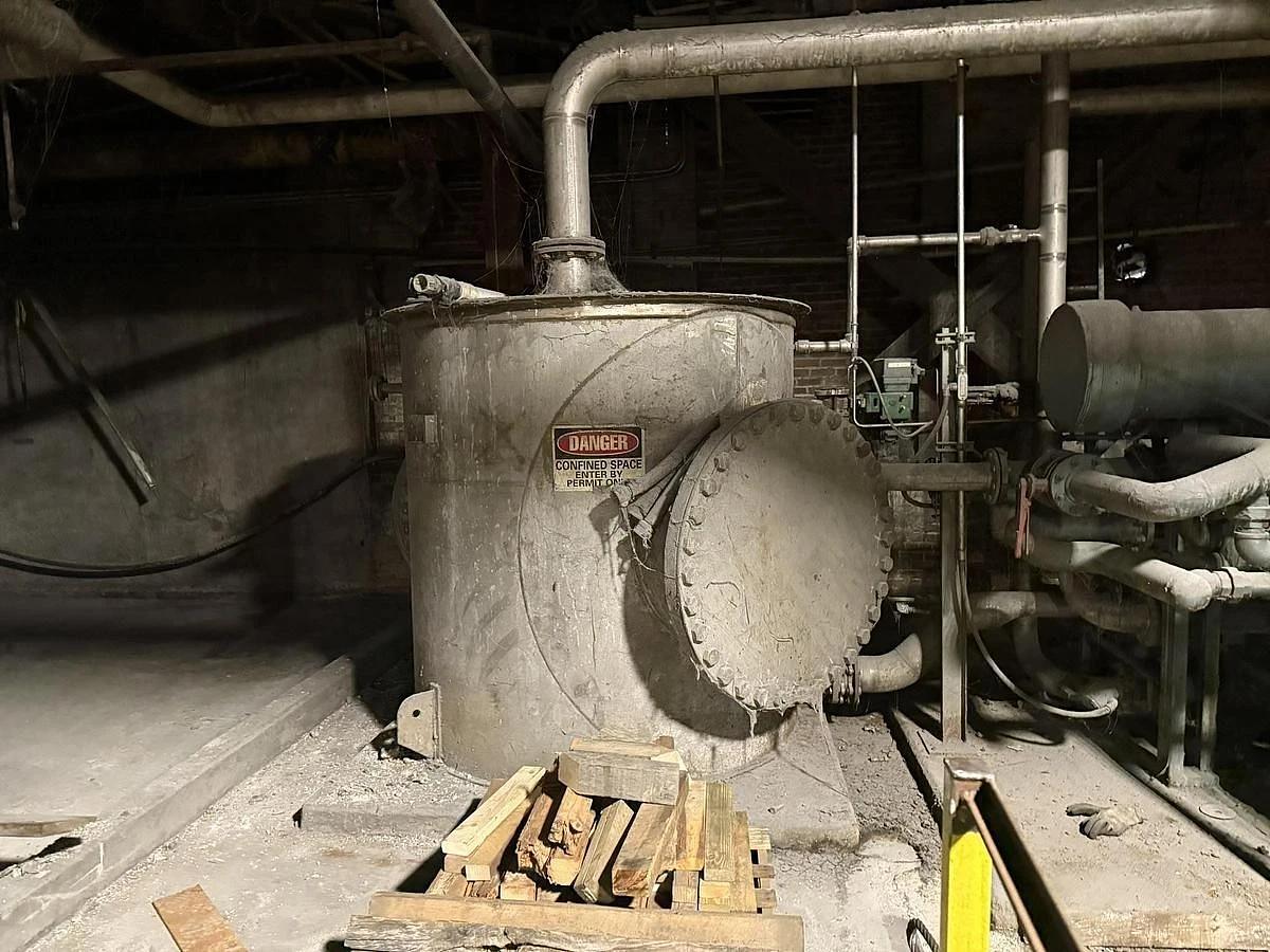Used 1,500 GALLON 76" X 76" (96" WIDE WITH FLANGES) STAINLESS TANK 304L STAINLESS