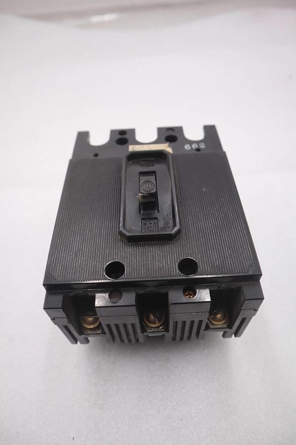 Used ITE CIRCUIT BREAKER EE3B015 15 AMP 3 POLE 240 VAC 125/250 VDC STOCK B-618