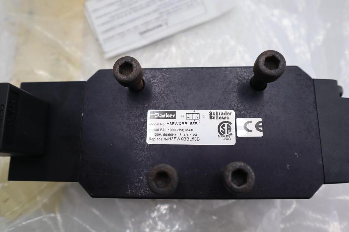 Used NEW Parker HE3WXBBL53B Double Solenoid Valve 3 POSITION STOCK L-597