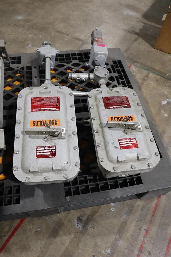Used ADALET XCE-061305-N4 EXPLOSION PROOF ENCLOSED SWITCH/ CESD3034 RECEPTACLE #W-76