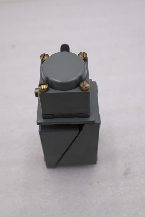 Used NEW OPEN BOX AB ALLEN BRADLEY 802T-ALP LIMIT SWITCH SER.J 802TALP STK K2112CC