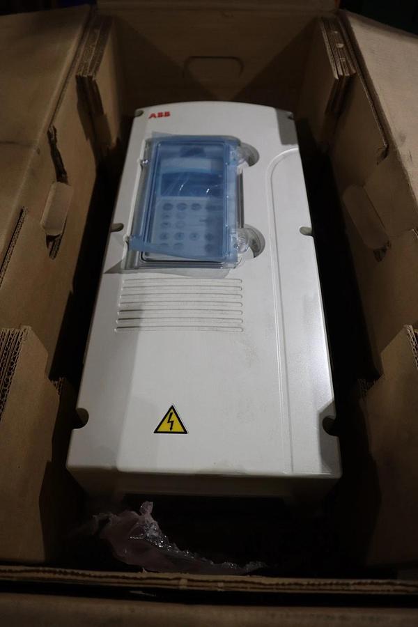 ABB ACS800-U1-0009-5+B056+P901 AC Drive 7.5 HP 5.5 kW - NEW IN BOX - STK 1530CC
