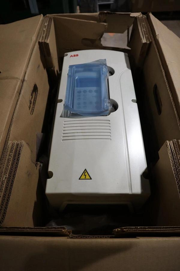 ABB ACS800-U1-0009-5+B056+P901 AC Drive 7.5 HP 5.5 kW - NEW IN BOX - STK 1529CC