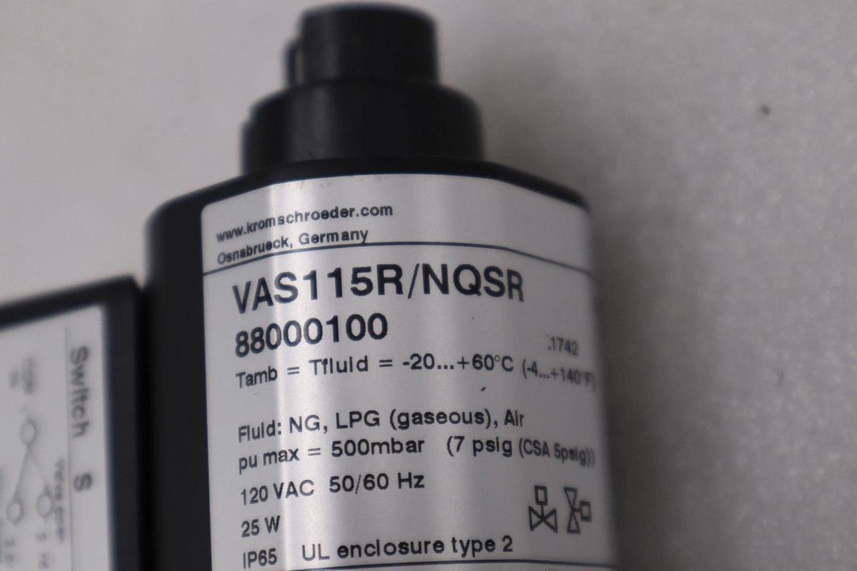 Used Kromschroder VAS115R/NQSR  GAS SOLENOID VALVE 88000100 NEW NO BOX STOCK H1114