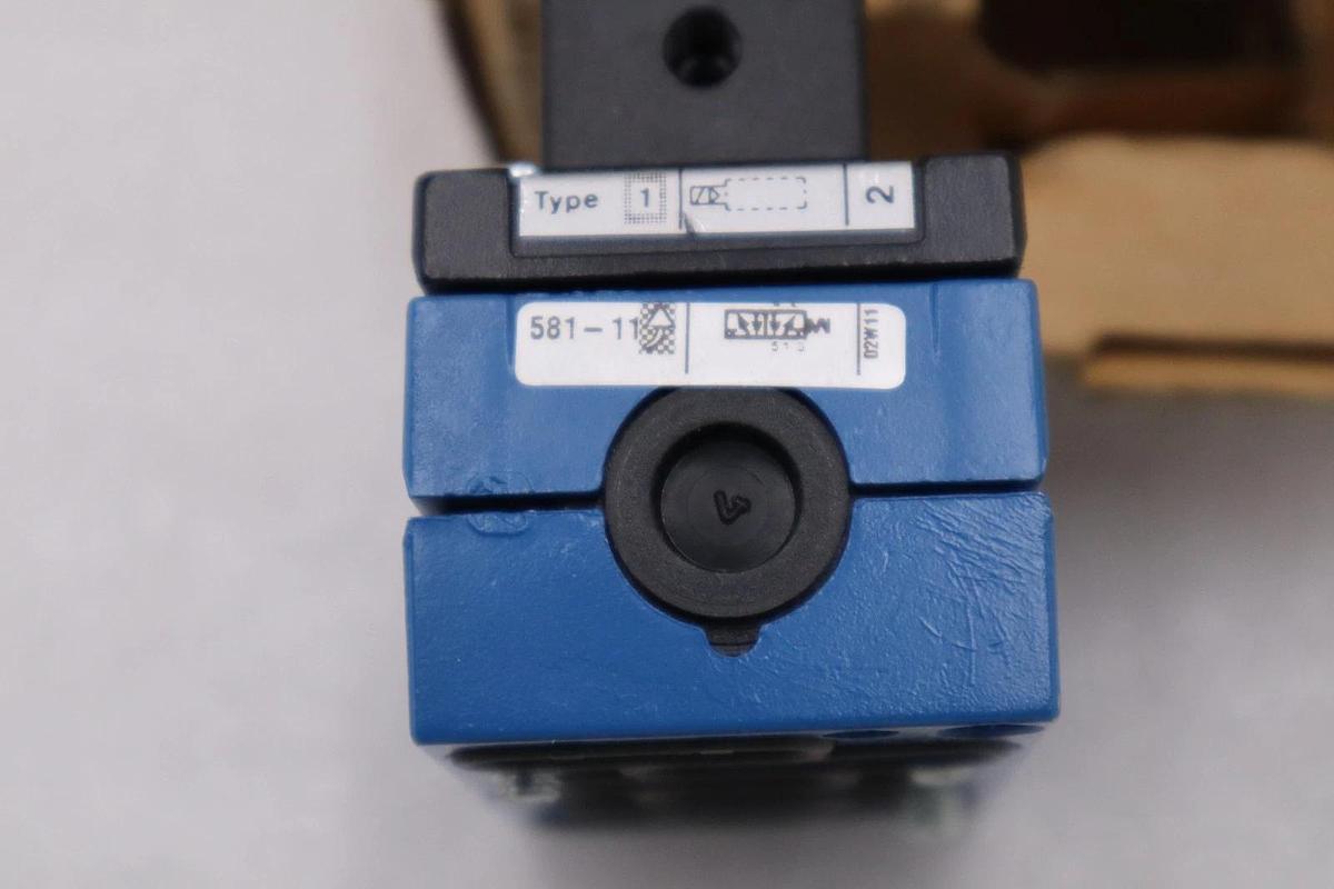Used NEW BOSCH 581-111-010-0 PNEUMATIC DIRECTIONAL VALVE STOCK H1081A