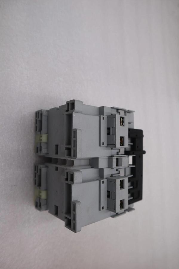 ALLEN-BRADLEY 104-C09D22 SER A REVERSING CONTACTOR 32A 120VAC COILS STOCK 2076A