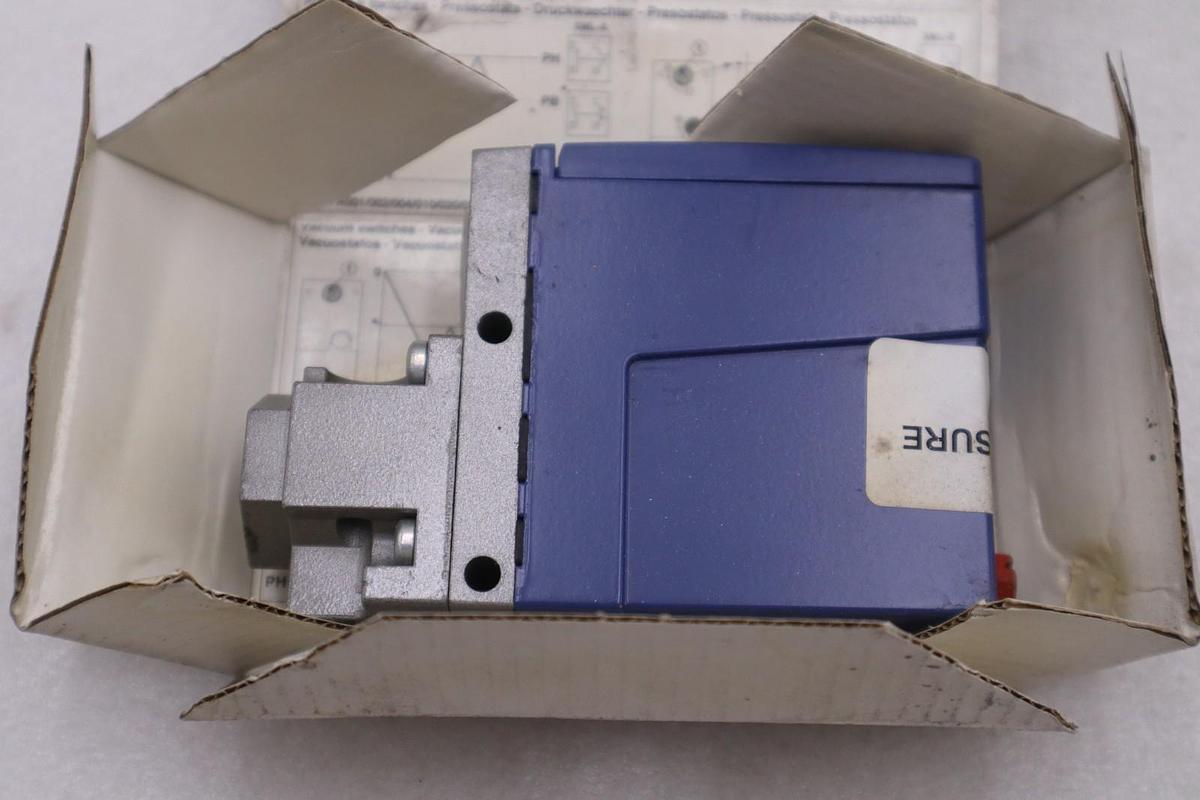 Telemecanique XML A020A2S13 Pressure Switch - New Open Box - STOCK GF564A