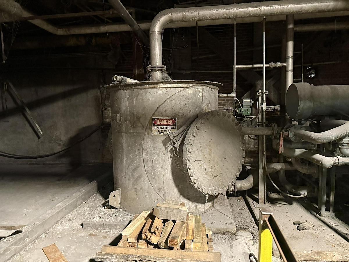 Used 1,500 GALLON 76" X 76" (96" WIDE WITH FLANGES) STAINLESS TANK 304L STAINLESS