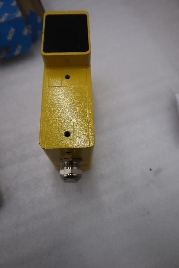 SICK WSU 26/2-130 Photoelectric Sensor 1 015 725 24VDC 6W NEW IN BOX #GF141A