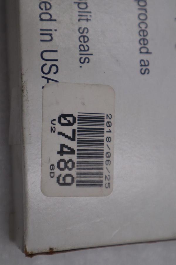 LOT OF 2 - NEW Parker Clipper Oil Seals 1QTR18 / 07489 / H1L5 STOCK 3774A