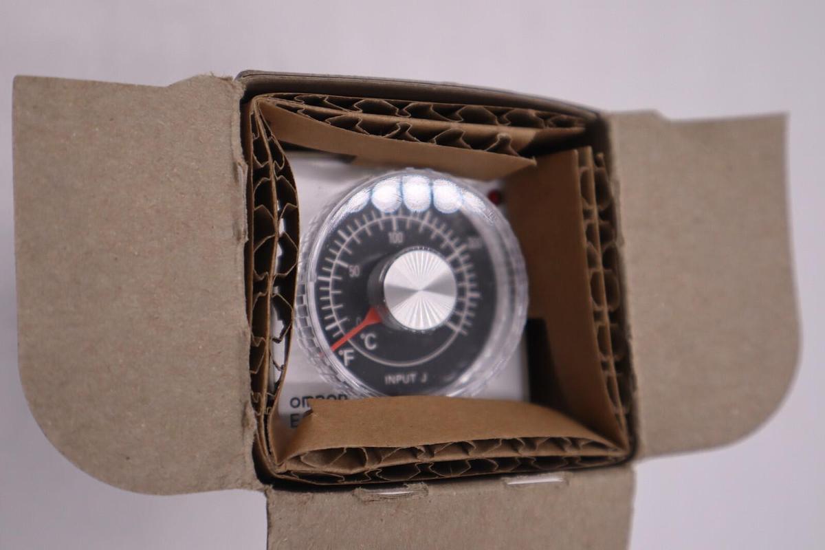 Used NEW OPEN BOX OMRON E5C2-R20J-W TEMPERATURE CONTROLLER E5C2R20JW STK G686A
