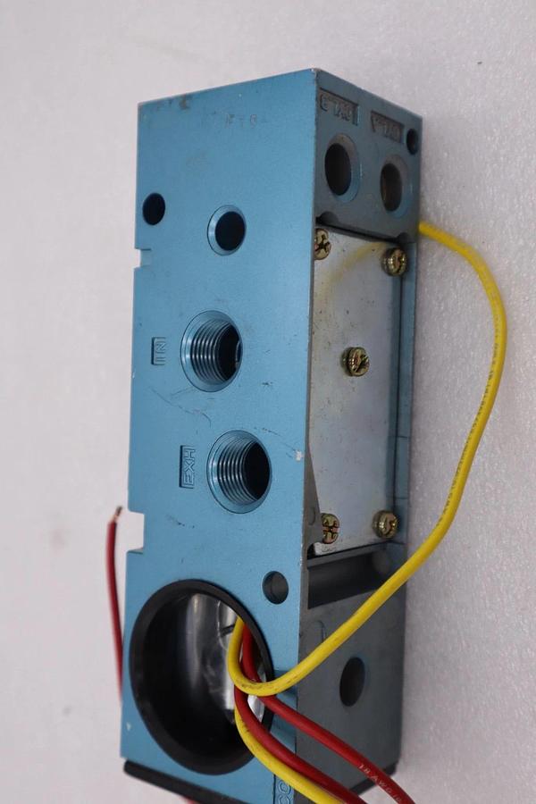Used NEW MAC VALVES 82A-0A-CKA PNEUMATIC SOLENOID VALVE BASE MANIFOLD STOCK H1510