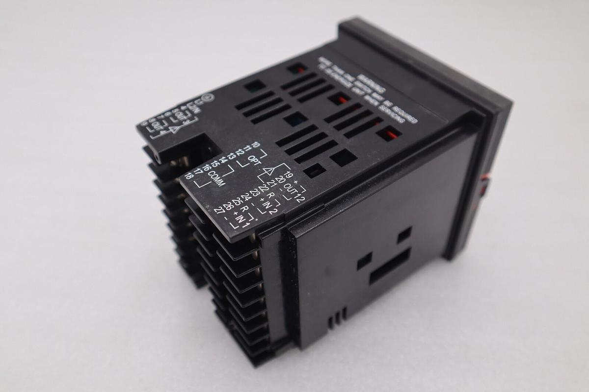 Used HONEYWELL DC2800C01S02001000 / DC2800-C0-1S0-200-100-00-0 DIGITAL CONTROLLER NEW